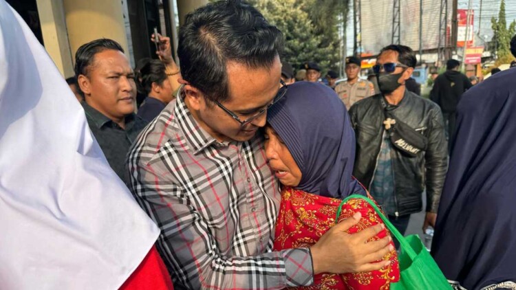 Satu Pelukan, Satu Tuntutan: Warga Silo Meminta Yon TP Dibatalkan